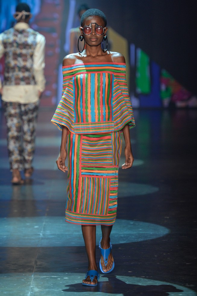 Estilista fez desfile vibrante e colorido que teve a crise migratória como tema. Na passarela, convidou refugiados da Síria, Palestina, Senegal e Angola para desfilarem