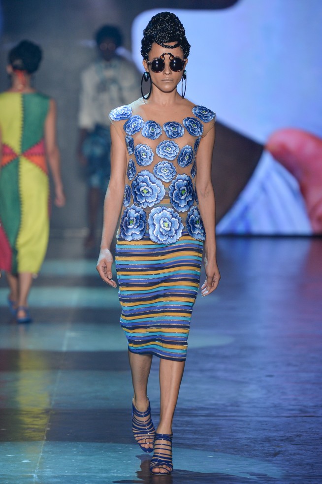 Estilista fez desfile vibrante e colorido que teve a crise migratória como tema. Na passarela, convidou refugiados da Síria, Palestina, Senegal e Angola para desfilarem