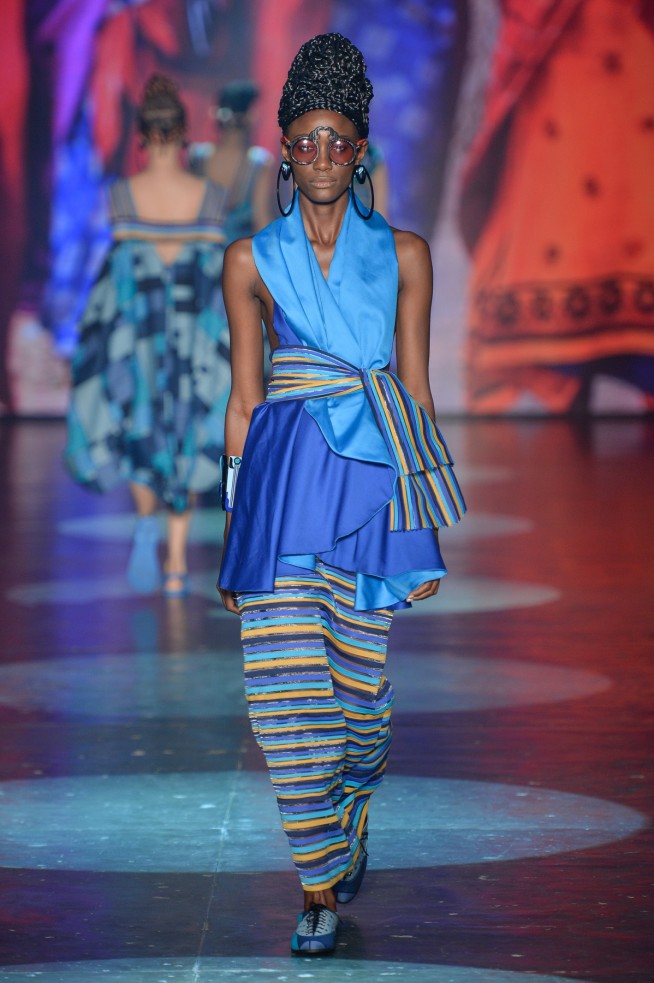 Estilista fez desfile vibrante e colorido que teve a crise migratória como tema. Na passarela, convidou refugiados da Síria, Palestina, Senegal e Angola para desfilarem