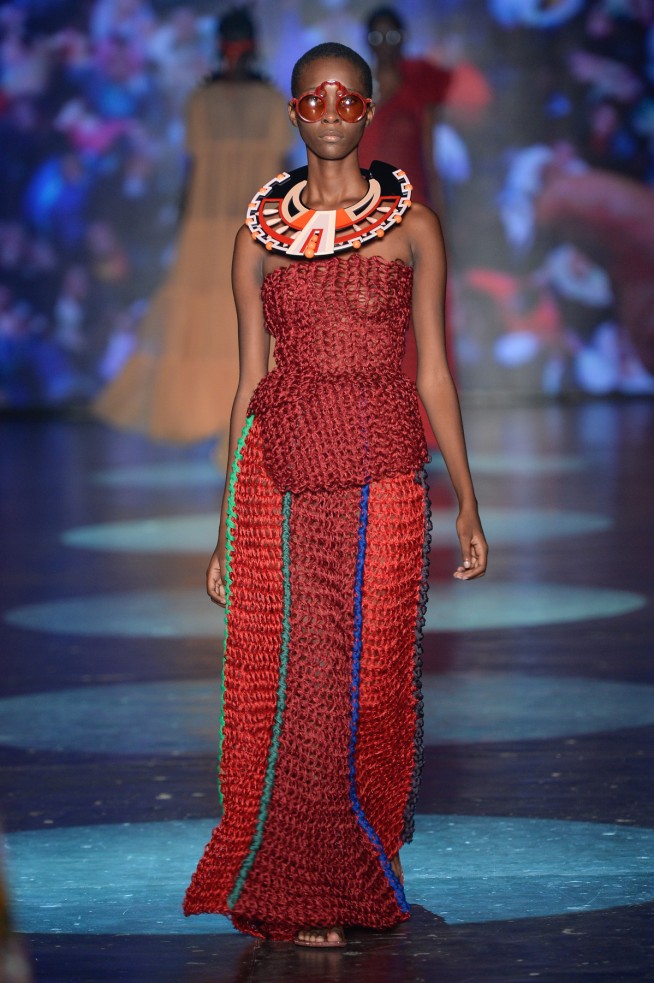 Estilista fez desfile vibrante e colorido que teve a crise migratória como tema. Na passarela, convidou refugiados da Síria, Palestina, Senegal e Angola para desfilarem