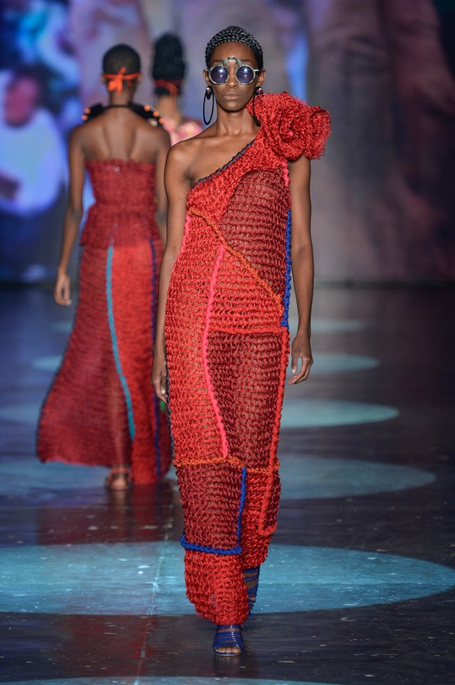 Estilista fez desfile vibrante e colorido que teve a crise migratória como tema. Na passarela, convidou refugiados da Síria, Palestina, Senegal e Angola para desfilarem