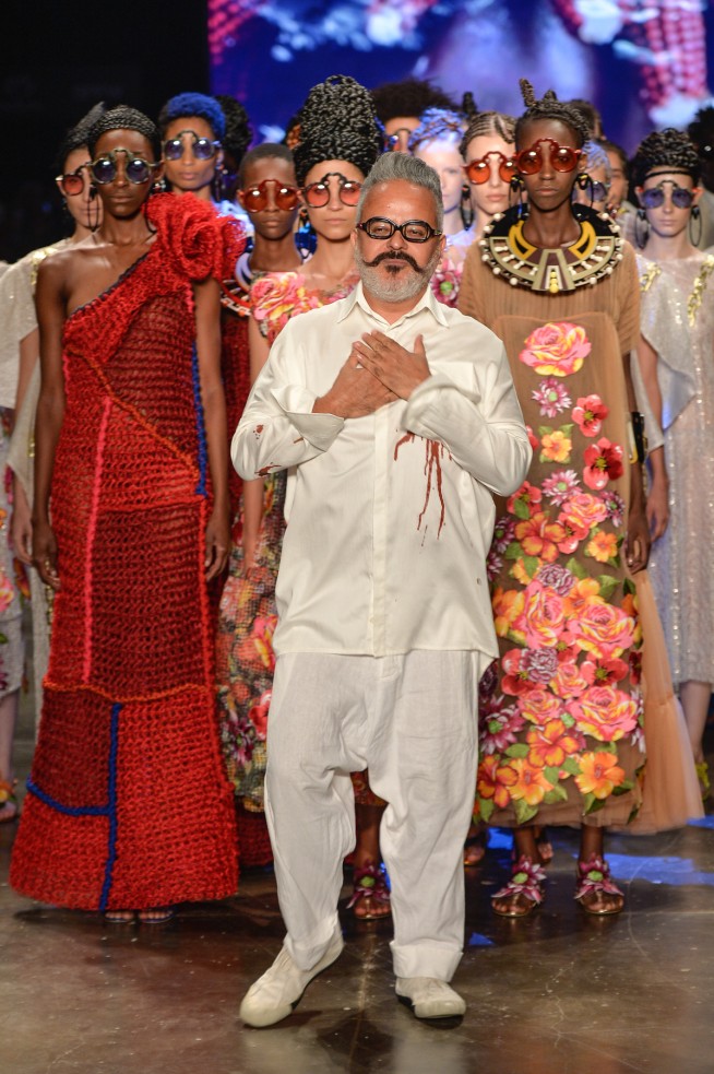 Estilista fez desfile vibrante e colorido que teve a crise migratória como tema. Na passarela, convidou refugiados da Síria, Palestina, Senegal e Angola para desfilarem