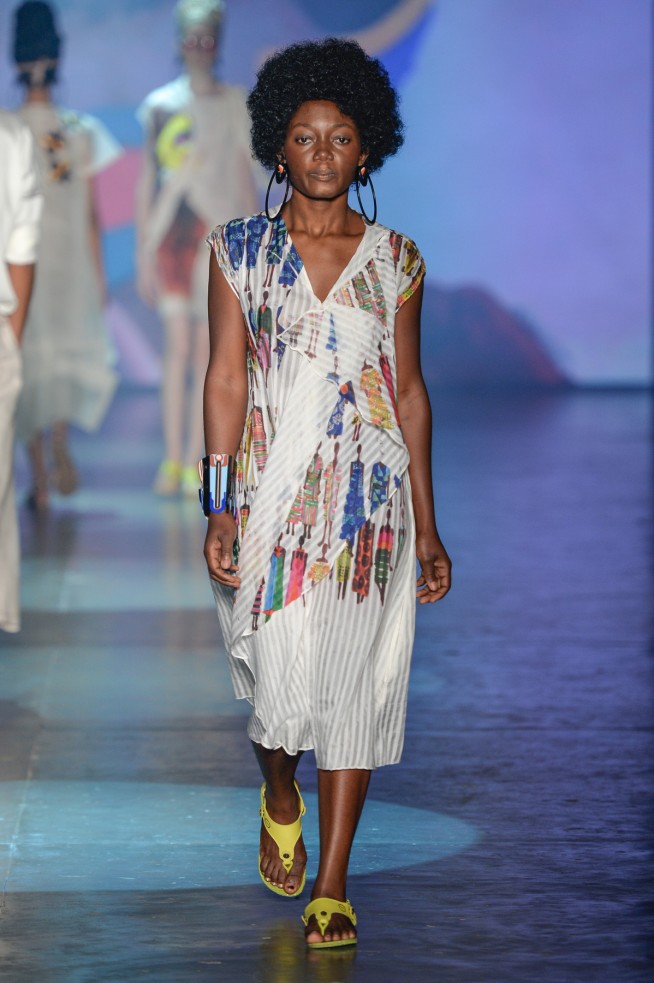 Estilista fez desfile vibrante e colorido que teve a crise migratória como tema. Na passarela, convidou refugiados da Síria, Palestina, Senegal e Angola para desfilarem