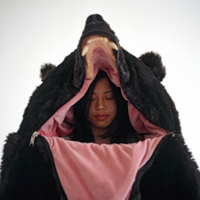 Mais um da série floresta temos o saco de dormir de 'urso'. O personagem do Leo DiCaprio escaparia do urso com uma roupa dessas?
