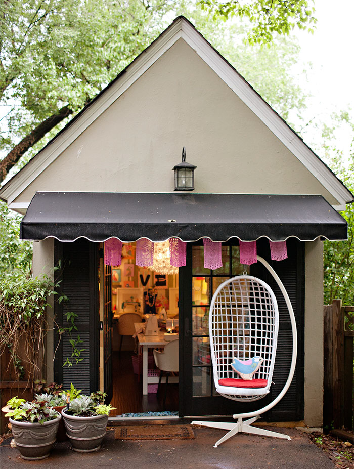 Os she-sheds (minacabanas decoradas com requinte) servem para curtir uma moleza, tomar um chá, jogar conversa fora, ler um livro...