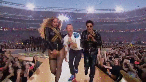 E mais, arrasaram cantando com Beyoncé e Bruno Mars no Super Bowl 2016. Na boa, ainda não superamos essa apresentação \o/