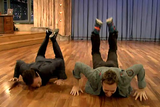 Certa vez no 'Tonight Show', programa de Jimmy Fallon, Chris Martin topou fazer a 'The Worm' (dança da minhoca), e ficou hilário!
