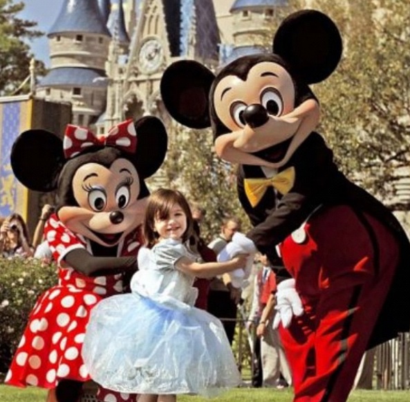 Sendo fofa ao conhecer Mickey e Minnie.