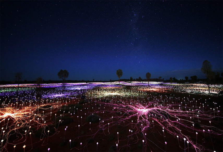 O britânico Bruce Munro espalhou 50 mil luzes por diferentes desertos e o resultado é sensacional