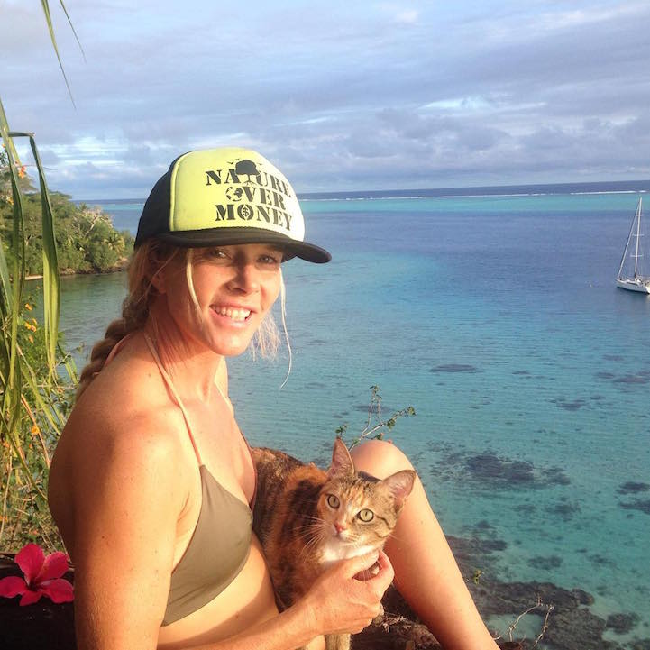 Liz Clarke viaja o mundo em seu barco com a companhia da gatinha Amelia. Fofura demais!