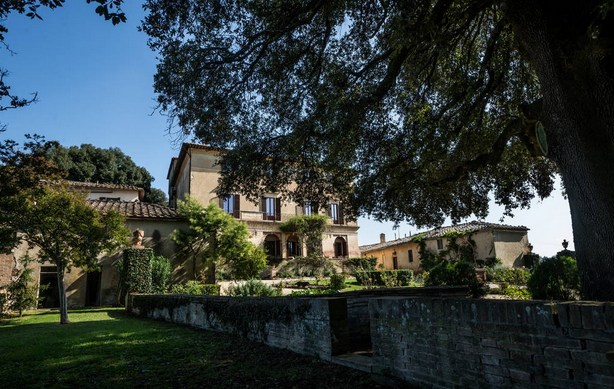 Esta pequena cidade fica na Toscana, uma das regiões mais charmosas do mundo! Por lá, uma das opções de hospedagem é o  Castelo Tancredi, que tem espaço de sobra para 16 hóspedes em oito quartos e mais de oito banheiros