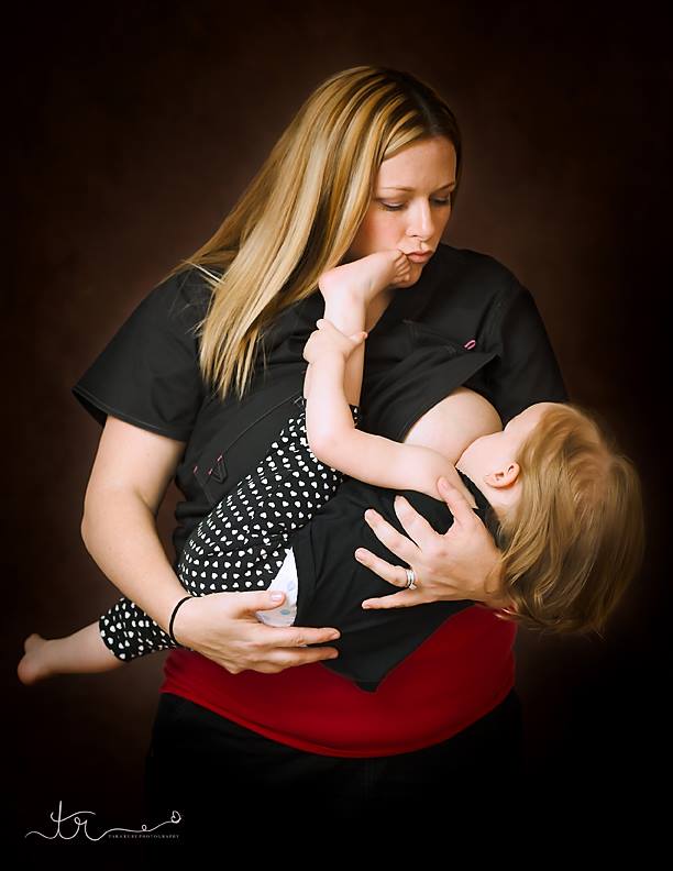 A fotógrafa Tara Ruby registra mães profissionais amamentando seus filhos