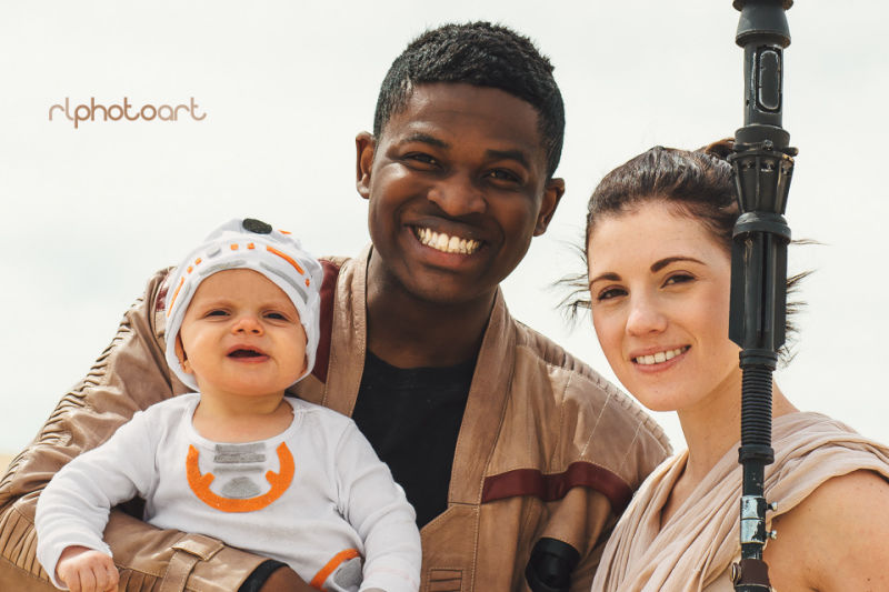 Para quem torceu para a formação deste casal em O Despertar da Força, Victor e Juliane - e a bebê Addie - capricharam em seus cosplays para transformarem Finn e Rey em um par romântico de Star Wars.  O casal, que mora em Utah, vai se casar em maio e decidiu montar este cosplay com um ar mais romântico. A pequena bebê Addie, que faz o robôzinho BB-8, é de um casal de amigos deles.