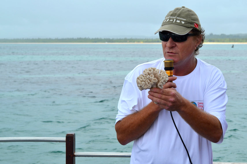 O professor Mauro Maida oceanógrafo e professor da Universidade Federal de Pernambuco explicando sobre os trabalhos e a importância da APA Costa dos Corais para jornalistas durante a visita às piscinas naturais