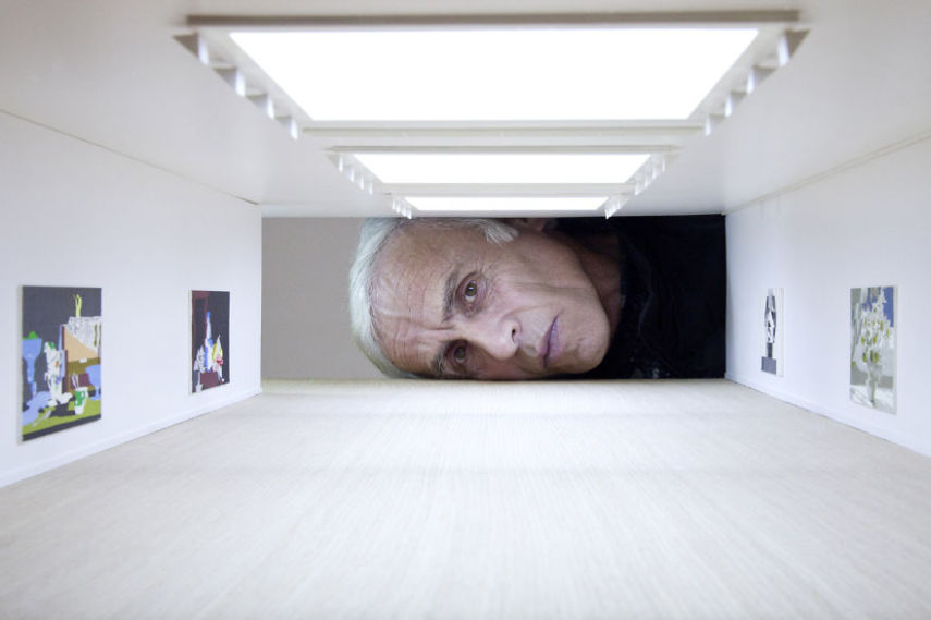 O artista Tezi Gabunia criou o projeto Put Your Head Into Gallery, que quer fazer uma reflexão sobre as características básicas do mundo contemporâneo