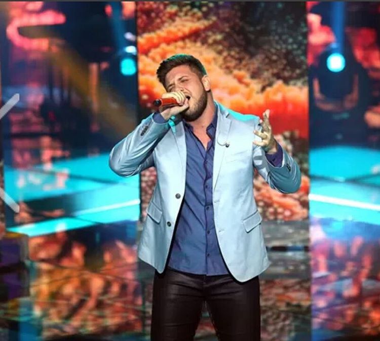 Renan Ribeiro, um dos destaques da quarta temporada do The Voice Brasil, morreu nesse domingo (29) após sofrer um acidente de carro na Rodovia João Tozella (SP-147), em Mogi Mirim, no interior de São Paulo. O cantor, que tinha 26 anos, foi até a semifinal da atração, sendo eliminado por seu técnico, Michel Teló, que escolheu Renato Viana para a final do programa.
