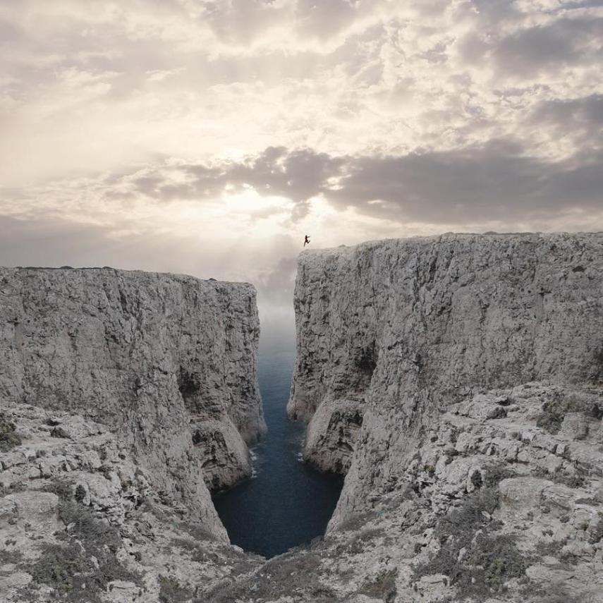 Laurent Rosset é um fotógrafo e arquiteto italiano com um grande talento para manipulação de imagens. Com sua experiência em observação e design, ele usa sua imaginação na hora de editar retratos simples para transformá-los em paisagens hipnóticas que certamente irão te desorientar por alguns segundos.  Usando recursos de montagem e distorção, ele muda ângulos das imagens e força nossa percepção a buscar uma nova compreensão do que já esperamos ver em uma imagem de uma paisagem qualquer.  Alguns retratos lembram muito cenários surreais do filme A Origem, de Christopher Nolan. Para acompanhar o trabalho de Laurent Rosset, siga no Instagram.