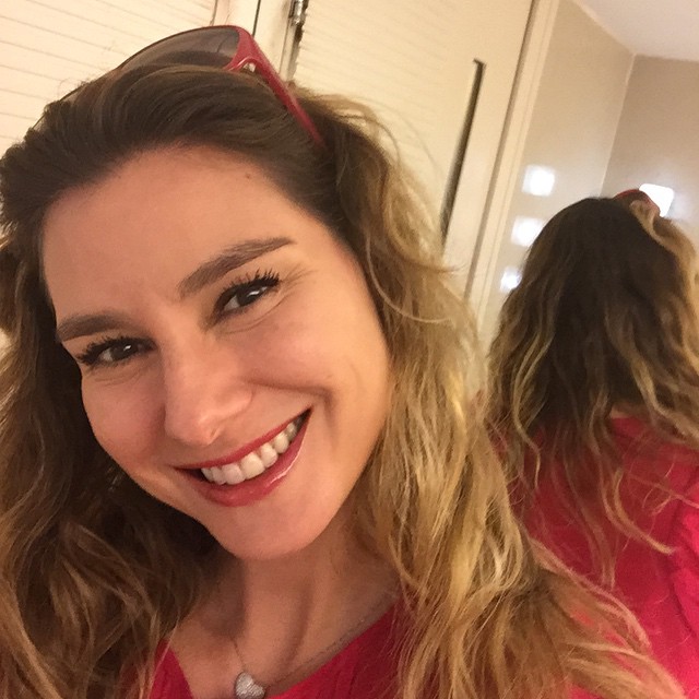 A atriz Lavínia Vlasak tem 155 mil seguidores em seu Instagram