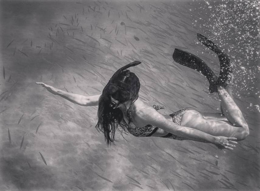 A atriz Carol Castro está em alta após sua participação na novela Velho Chico. A atriz e a marca 2Rios têm mostrado alguns bastidores da próxima campanha da grife de lingeries fotografado por Hebert Coelho, em Curitiba.  Na imagem mais recente, a atriz aparece sensual com uma peça rendada preta. Na semana passada, Carol Castro já havia mostrado bastidores da sessão de fotos e seus seguidores, que são mais de 1,3 milhão, se derreteram: 