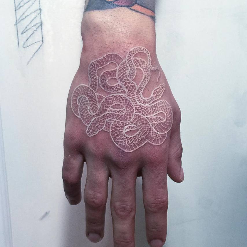 Tatuador italiano cria cobras perfeitas e transcende as tattoos tradicionais em preto e branco