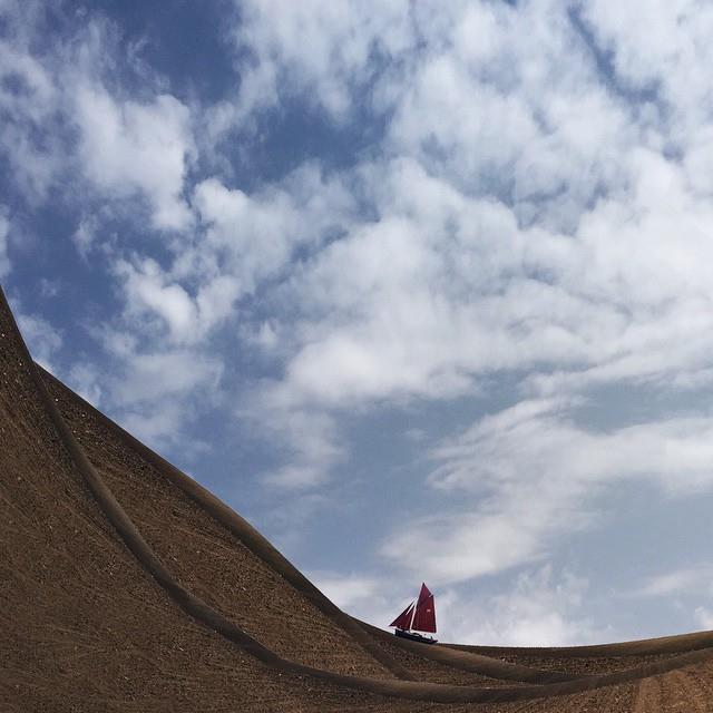 Laurent Rosset é um fotógrafo e arquiteto italiano com um grande talento para manipulação de imagens. Com sua experiência em observação e design, ele usa sua imaginação na hora de editar retratos simples para transformá-los em paisagens hipnóticas que certamente irão te desorientar por alguns segundos.  Usando recursos de montagem e distorção, ele muda ângulos das imagens e força nossa percepção a buscar uma nova compreensão do que já esperamos ver em uma imagem de uma paisagem qualquer.  Alguns retratos lembram muito cenários surreais do filme A Origem, de Christopher Nolan. Para acompanhar o trabalho de Laurent Rosset, siga no Instagram.