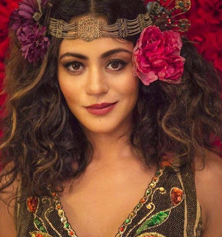 A atriz Carol Castro está em alta após sua participação na novela Velho Chico. A atriz e a marca 2Rios têm mostrado alguns bastidores da próxima campanha da grife de lingeries fotografado por Hebert Coelho, em Curitiba.  Na imagem mais recente, a atriz aparece sensual com uma peça rendada preta. Na semana passada, Carol Castro já havia mostrado bastidores da sessão de fotos e seus seguidores, que são mais de 1,3 milhão, se derreteram: 