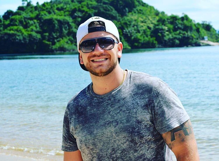 Renan Ribeiro, um dos destaques da quarta temporada do The Voice Brasil, morreu nesse domingo (29) após sofrer um acidente de carro na Rodovia João Tozella (SP-147), em Mogi Mirim, no interior de São Paulo. O cantor, que tinha 26 anos, foi até a semifinal da atração, sendo eliminado por seu técnico, Michel Teló, que escolheu Renato Viana para a final do programa.