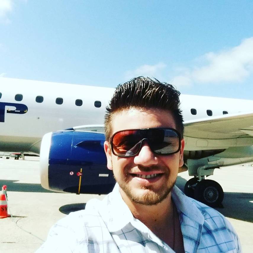 Renan Ribeiro, um dos destaques da quarta temporada do The Voice Brasil, morreu nesse domingo (29) após sofrer um acidente de carro na Rodovia João Tozella (SP-147), em Mogi Mirim, no interior de São Paulo. O cantor, que tinha 26 anos, foi até a semifinal da atração, sendo eliminado por seu técnico, Michel Teló, que escolheu Renato Viana para a final do programa.