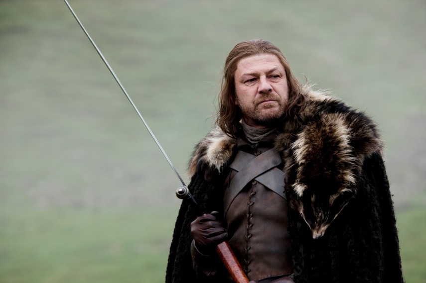 Lembra a cena em que a cabeça de Ned Stark é cortada? O ator Sean Bean acabou jogando futebol com ela!