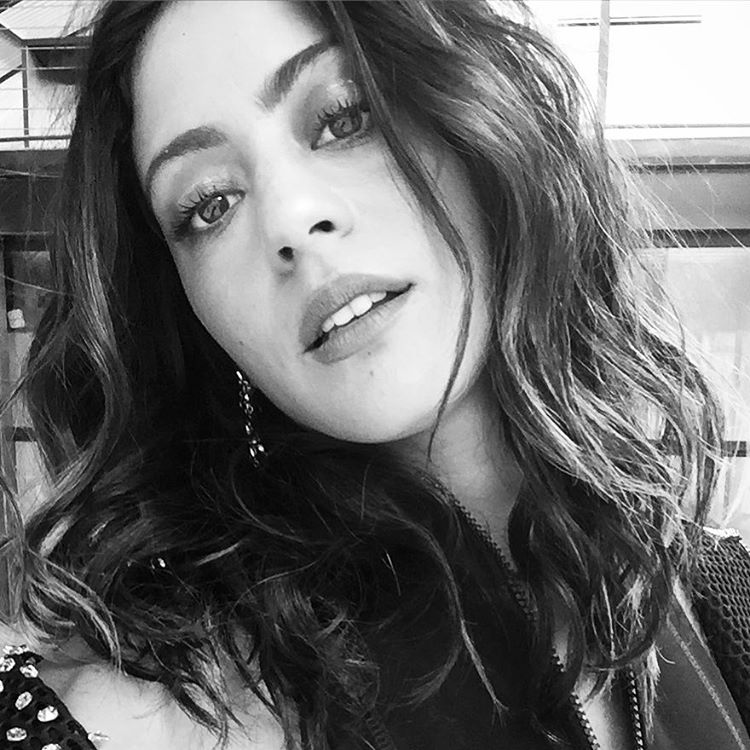 A atriz Carol Castro está em alta após sua participação na novela Velho Chico. A atriz e a marca 2Rios têm mostrado alguns bastidores da próxima campanha da grife de lingeries fotografado por Hebert Coelho, em Curitiba.  Na imagem mais recente, a atriz aparece sensual com uma peça rendada preta. Na semana passada, Carol Castro já havia mostrado bastidores da sessão de fotos e seus seguidores, que são mais de 1,3 milhão, se derreteram: 