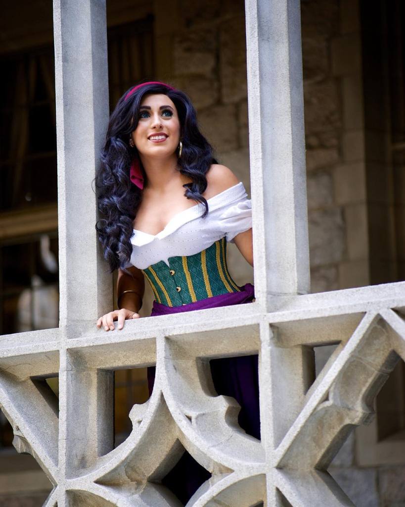 A cosplayer Elizabeth Rage possui uma vasta coleção de fantasias em seu Instagram, @elizabethrage. Mas, ao que tudo indica, sua versão da cigana Esmeralda, personagem da animação O Corcunda de Notre Dame, se tornou uma de suas prediletas.  