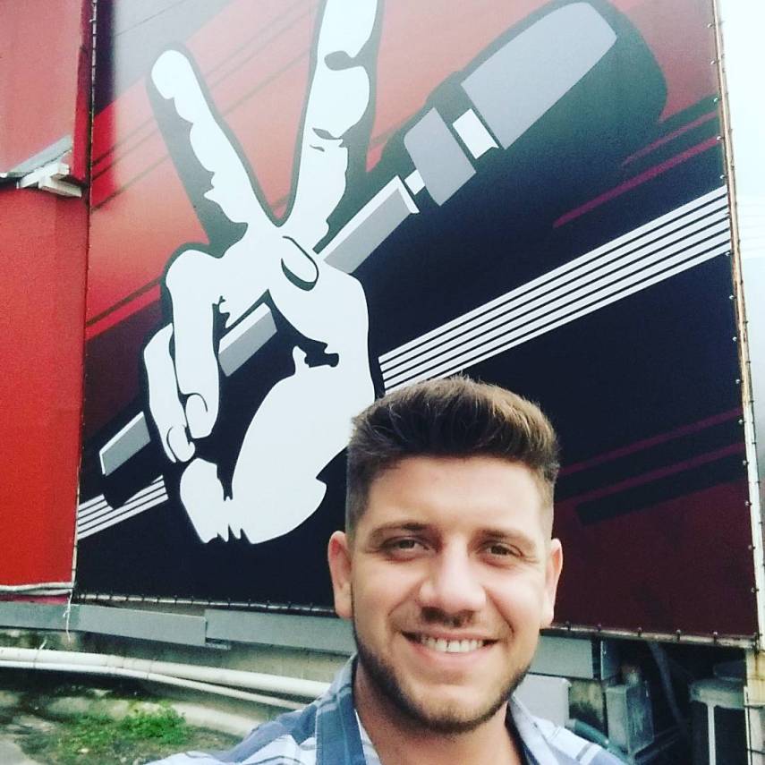 Renan Ribeiro, um dos destaques da quarta temporada do The Voice Brasil, morreu nesse domingo (29) após sofrer um acidente de carro na Rodovia João Tozella (SP-147), em Mogi Mirim, no interior de São Paulo. O cantor, que tinha 26 anos, foi até a semifinal da atração, sendo eliminado por seu técnico, Michel Teló, que escolheu Renato Viana para a final do programa.