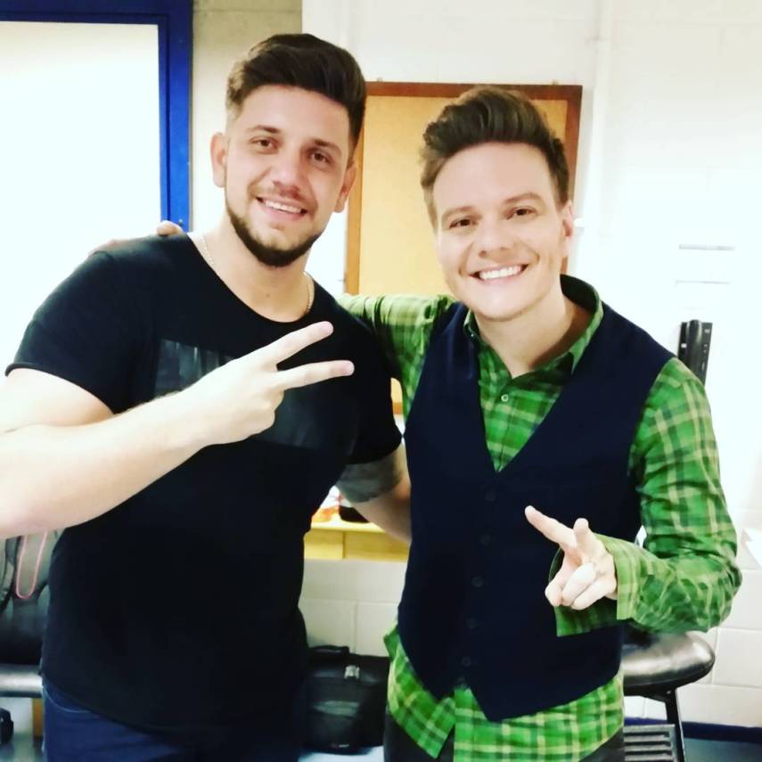 Renan Ribeiro, um dos destaques da quarta temporada do The Voice Brasil, morreu nesse domingo (29) após sofrer um acidente de carro na Rodovia João Tozella (SP-147), em Mogi Mirim, no interior de São Paulo. O cantor, que tinha 26 anos, foi até a semifinal da atração, sendo eliminado por seu técnico, Michel Teló, que escolheu Renato Viana para a final do programa.