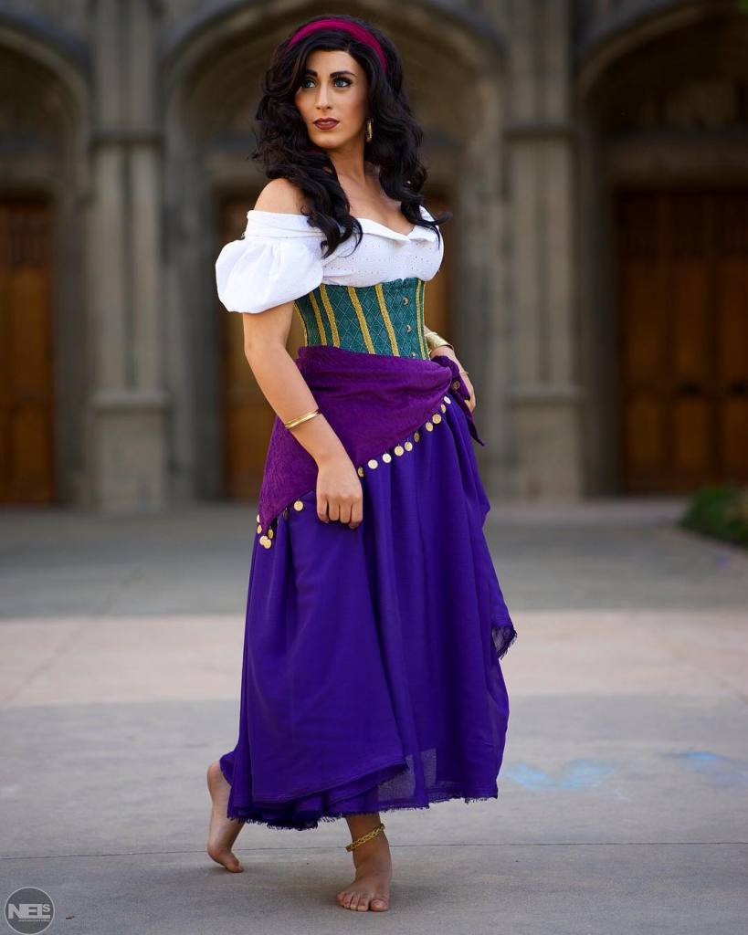 A cosplayer Elizabeth Rage possui uma vasta coleção de fantasias em seu Instagram, @elizabethrage. Mas, ao que tudo indica, sua versão da cigana Esmeralda, personagem da animação O Corcunda de Notre Dame, se tornou uma de suas prediletas.  