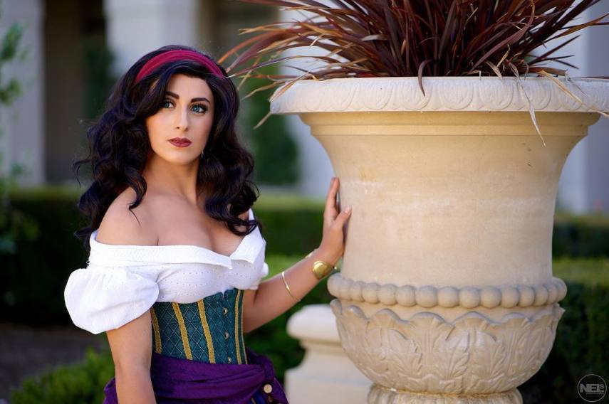 A cosplayer Elizabeth Rage possui uma vasta coleção de fantasias em seu Instagram, @elizabethrage. Mas, ao que tudo indica, sua versão da cigana Esmeralda, personagem da animação O Corcunda de Notre Dame, se tornou uma de suas prediletas.  