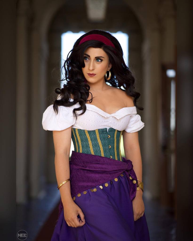 A cosplayer Elizabeth Rage possui uma vasta coleção de fantasias em seu Instagram, @elizabethrage. Mas, ao que tudo indica, sua versão da cigana Esmeralda, personagem da animação O Corcunda de Notre Dame, se tornou uma de suas prediletas.  