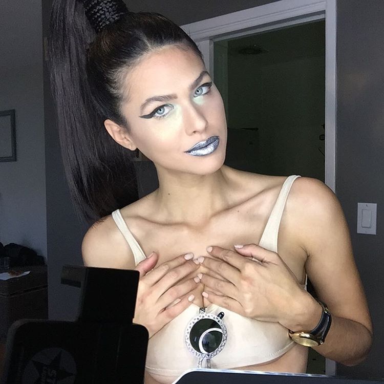 Jess Adams fazia um ensaio de fotos com um amigo fotógrafo em Malibu, nos Estados Unidos, quando foi surpreendida. O drone de quatro hélices se movimentou e atingiu com força seu rosto deixando-a com um olho roxo.  Mesmo com o acidente e a impossibilidade de trabalhar durante sua recuperação, Adams levou tudo na esportiva e postou uma série de vídeos e fotos no Instagram. 