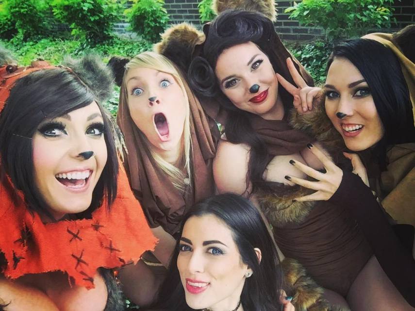 As cosplayers @heather1337 (59 mil seguidores), @leeannavamp (225 mil seguidores), @jeniferann (58 mil seguidores), @itslisalouwho (107 mil seguidores) e @jessicanigri (1,7 milhão de seguidores) se juntaram para fazer um ensaio homenageando os Ewoks, conhecidos personagens da saga Star Wars.  Elas se encontraram em uma conferência de cosplay, a Indiana Comic Con, e posaram com suas fantasias. 