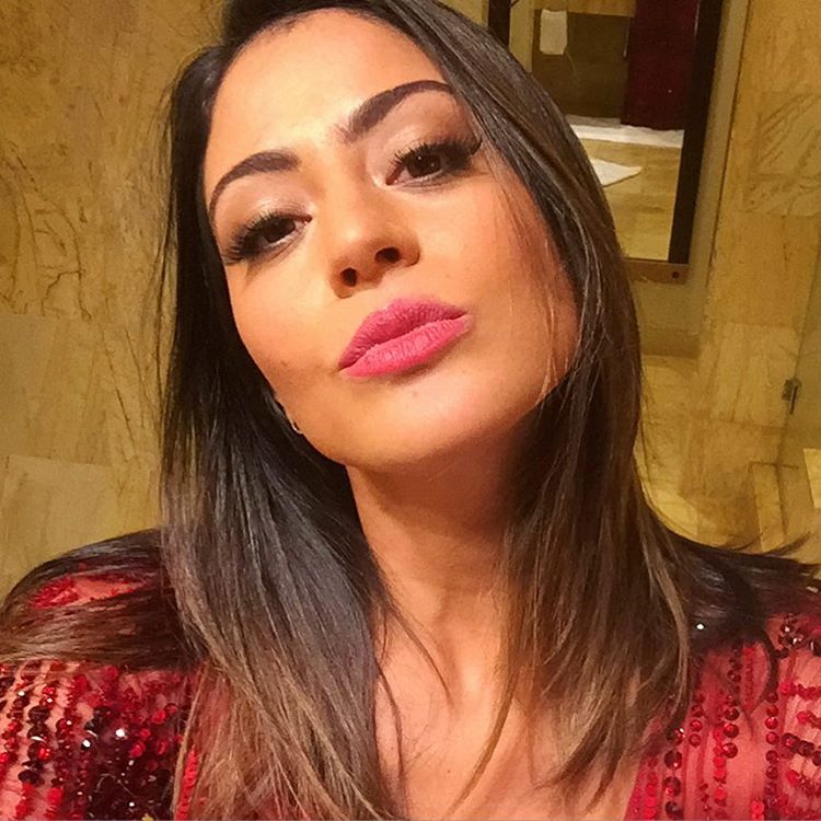 A atriz Carol Castro está em alta após sua participação na novela Velho Chico. A atriz e a marca 2Rios têm mostrado alguns bastidores da próxima campanha da grife de lingeries fotografado por Hebert Coelho, em Curitiba.  Na imagem mais recente, a atriz aparece sensual com uma peça rendada preta. Na semana passada, Carol Castro já havia mostrado bastidores da sessão de fotos e seus seguidores, que são mais de 1,3 milhão, se derreteram: 