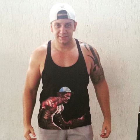 Renan Ribeiro, um dos destaques da quarta temporada do The Voice Brasil, morreu nesse domingo (29) após sofrer um acidente de carro na Rodovia João Tozella (SP-147), em Mogi Mirim, no interior de São Paulo. O cantor, que tinha 26 anos, foi até a semifinal da atração, sendo eliminado por seu técnico, Michel Teló, que escolheu Renato Viana para a final do programa.
