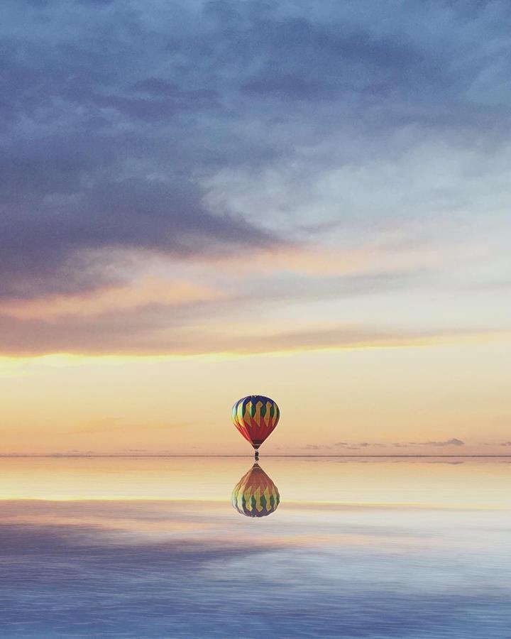 Laurent Rosset é um fotógrafo e arquiteto italiano com um grande talento para manipulação de imagens. Com sua experiência em observação e design, ele usa sua imaginação na hora de editar retratos simples para transformá-los em paisagens hipnóticas que certamente irão te desorientar por alguns segundos.  Usando recursos de montagem e distorção, ele muda ângulos das imagens e força nossa percepção a buscar uma nova compreensão do que já esperamos ver em uma imagem de uma paisagem qualquer.  Alguns retratos lembram muito cenários surreais do filme A Origem, de Christopher Nolan. Para acompanhar o trabalho de Laurent Rosset, siga no Instagram.