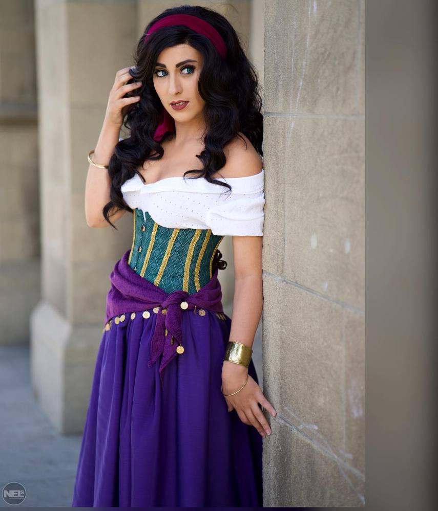 A cosplayer Elizabeth Rage possui uma vasta coleção de fantasias em seu Instagram, @elizabethrage. Mas, ao que tudo indica, sua versão da cigana Esmeralda, personagem da animação O Corcunda de Notre Dame, se tornou uma de suas prediletas.  