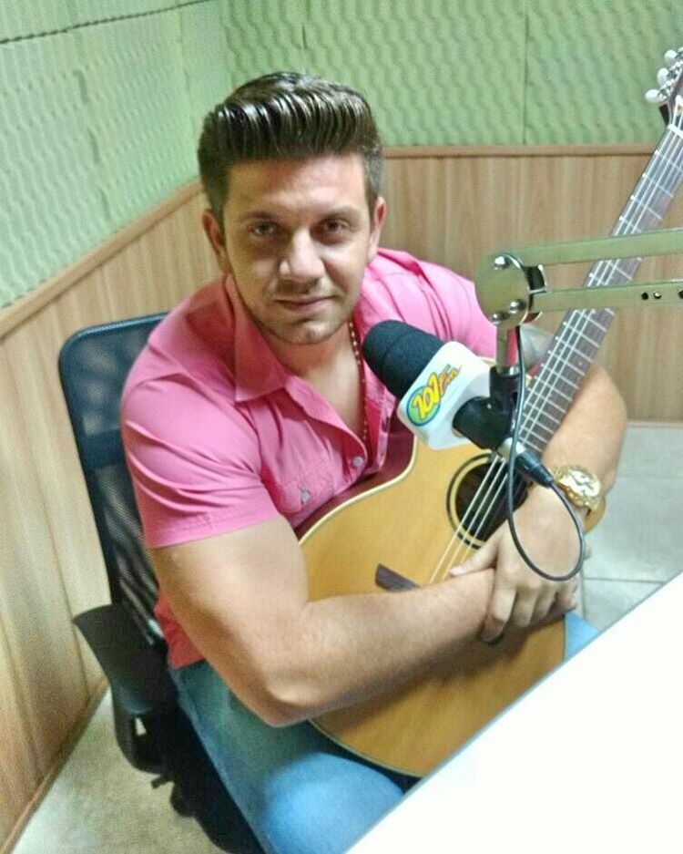 Renan Ribeiro, um dos destaques da quarta temporada do The Voice Brasil, morreu nesse domingo (29) após sofrer um acidente de carro na Rodovia João Tozella (SP-147), em Mogi Mirim, no interior de São Paulo. O cantor, que tinha 26 anos, foi até a semifinal da atração, sendo eliminado por seu técnico, Michel Teló, que escolheu Renato Viana para a final do programa.