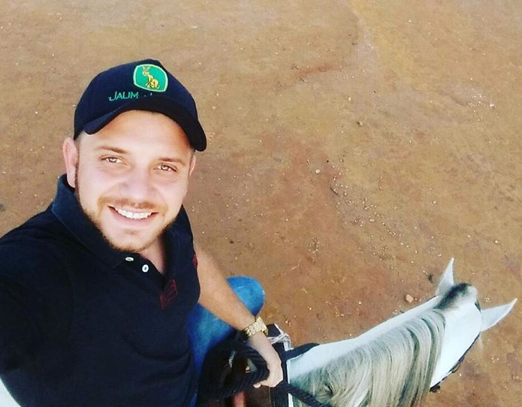 Renan Ribeiro, um dos destaques da quarta temporada do The Voice Brasil, morreu nesse domingo (29) após sofrer um acidente de carro na Rodovia João Tozella (SP-147), em Mogi Mirim, no interior de São Paulo. O cantor, que tinha 26 anos, foi até a semifinal da atração, sendo eliminado por seu técnico, Michel Teló, que escolheu Renato Viana para a final do programa.