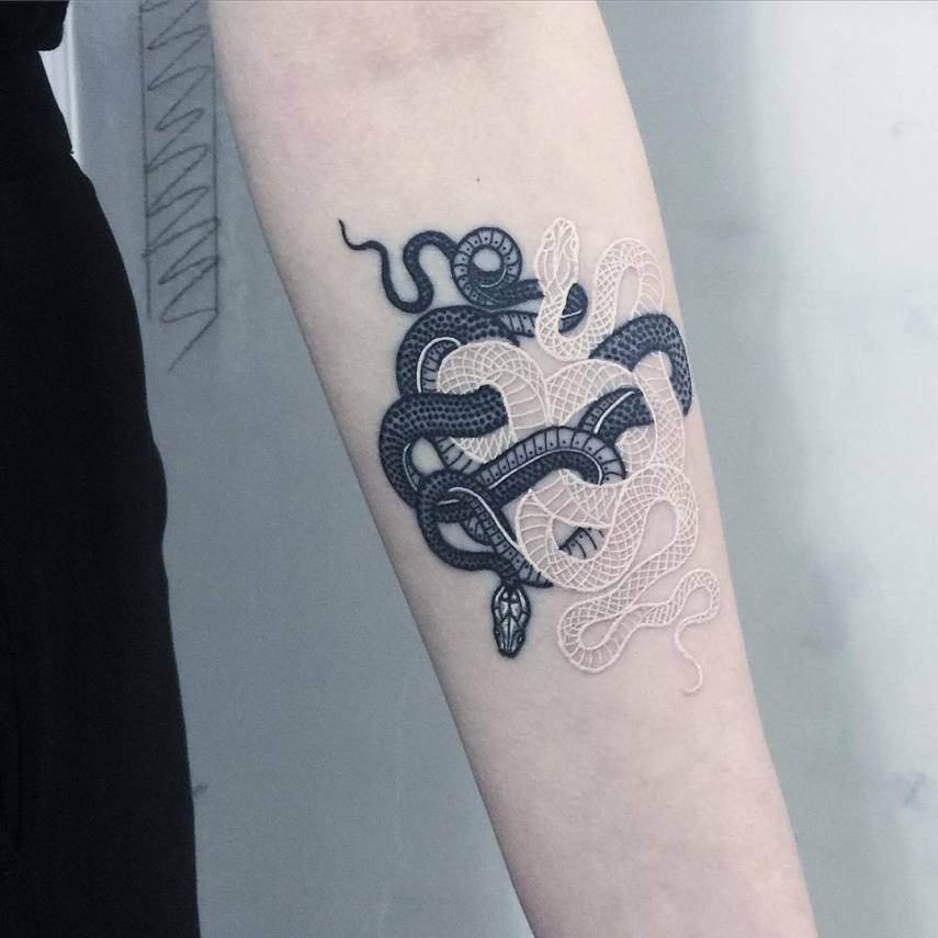 Tatuador italiano cria cobras perfeitas e transcende as tattoos tradicionais em preto e branco