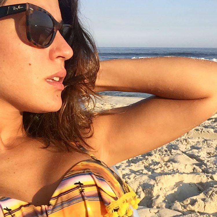 A atriz Carol Castro está em alta após sua participação na novela Velho Chico. A atriz e a marca 2Rios têm mostrado alguns bastidores da próxima campanha da grife de lingeries fotografado por Hebert Coelho, em Curitiba.  Na imagem mais recente, a atriz aparece sensual com uma peça rendada preta. Na semana passada, Carol Castro já havia mostrado bastidores da sessão de fotos e seus seguidores, que são mais de 1,3 milhão, se derreteram: 