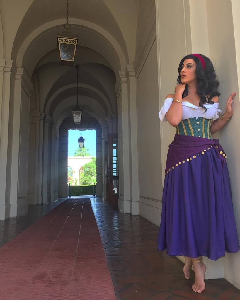 A cosplayer Elizabeth Rage possui uma vasta coleção de fantasias em seu Instagram, @elizabethrage. Mas, ao que tudo indica, sua versão da cigana Esmeralda, personagem da animação O Corcunda de Notre Dame, se tornou uma de suas prediletas.  