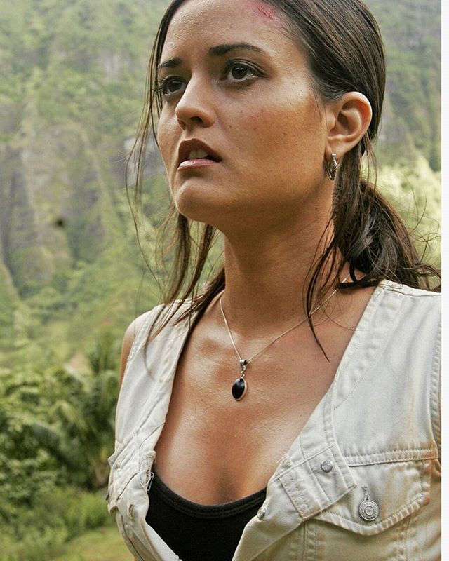 Ela foi a paixão de Kevin Arnold e de todos os fãs que acompanharam a série Anos Incríveis nos anos 90. Hoje, aos 41 anos, a atriz Danica McKellar, que viveu Winnie Cooper no seriado, segue sua carreira de atriz e mostrou boa forma ao postar uma imagem de suas férias no Havaí. 