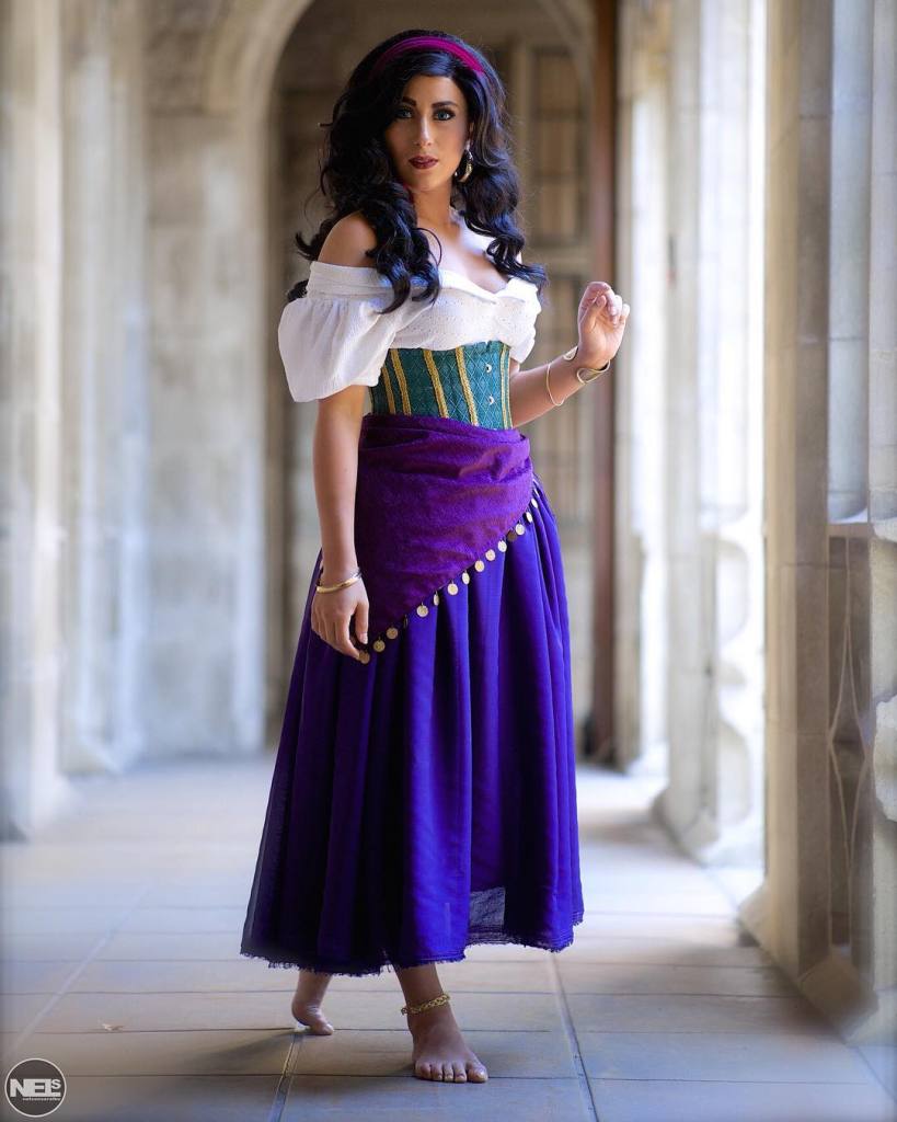 A cosplayer Elizabeth Rage possui uma vasta coleção de fantasias em seu Instagram, @elizabethrage. Mas, ao que tudo indica, sua versão da cigana Esmeralda, personagem da animação O Corcunda de Notre Dame, se tornou uma de suas prediletas.  