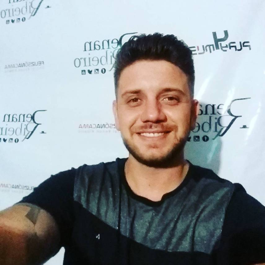 Renan Ribeiro, um dos destaques da quarta temporada do The Voice Brasil, morreu nesse domingo (29) após sofrer um acidente de carro na Rodovia João Tozella (SP-147), em Mogi Mirim, no interior de São Paulo. O cantor, que tinha 26 anos, foi até a semifinal da atração, sendo eliminado por seu técnico, Michel Teló, que escolheu Renato Viana para a final do programa.